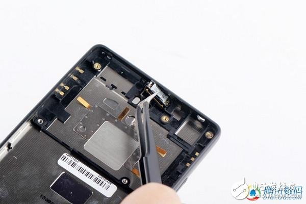 ***同款手機拆解！YotaPhone雙屏交互如何造？