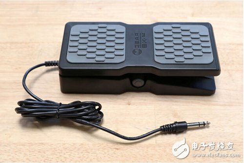 腳踏七彩“翔”云？看清楚，那可是充電器！