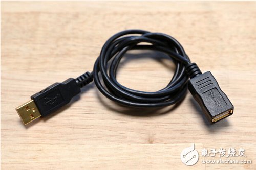 腳踏七彩“翔”云？看清楚，那可是充電器！