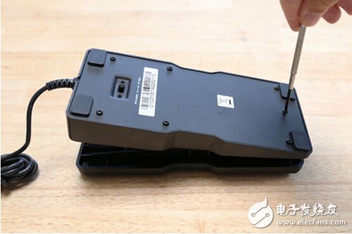 腳踏七彩“翔”云？看清楚，那可是充電器！