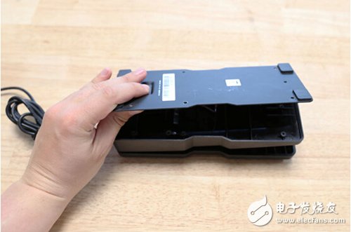 腳踏七彩“翔”云？看清楚，那可是充電器！