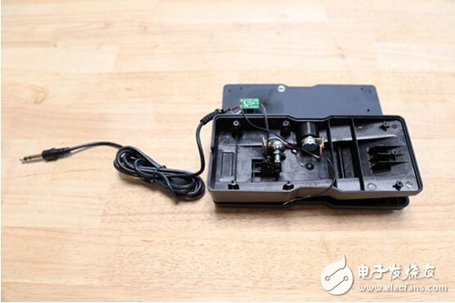 腳踏七彩“翔”云？看清楚，那可是充電器！