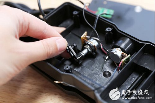 腳踏七彩“翔”云？看清楚，那可是充電器！