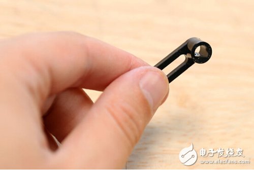 腳踏七彩“翔”云？看清楚，那可是充電器！