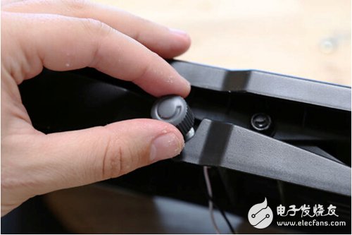 腳踏七彩“翔”云？看清楚，那可是充電器！