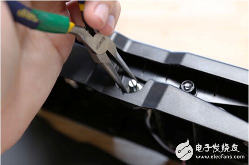 腳踏七彩“翔”云？看清楚，那可是充電器！