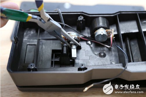 腳踏七彩“翔”云？看清楚，那可是充電器！