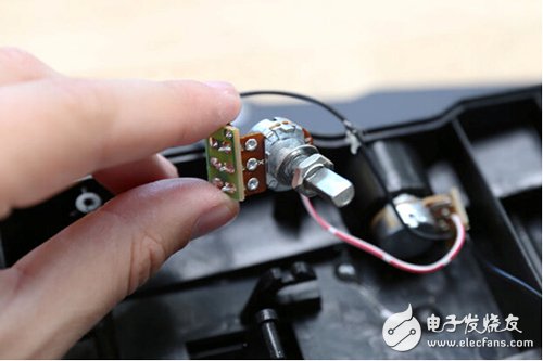 腳踏七彩“翔”云？看清楚，那可是充電器！