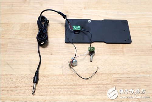 腳踏七彩“翔”云？看清楚，那可是充電器！