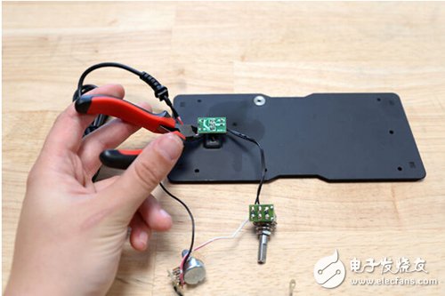 腳踏七彩“翔”云？看清楚，那可是充電器！