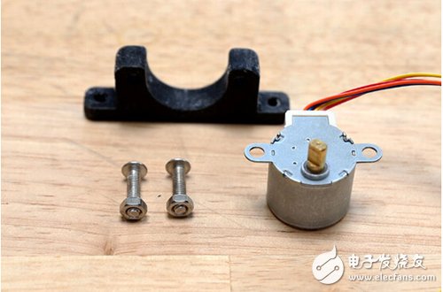 腳踏七彩“翔”云？看清楚，那可是充電器！