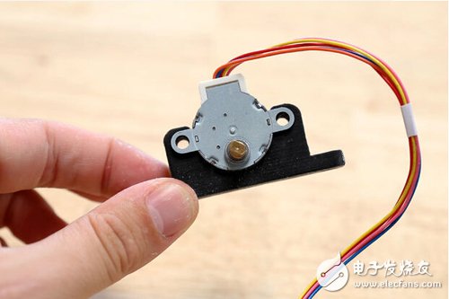 腳踏七彩“翔”云？看清楚，那可是充電器！