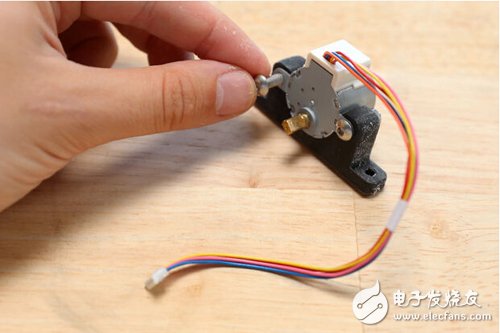 腳踏七彩“翔”云？看清楚，那可是充電器！