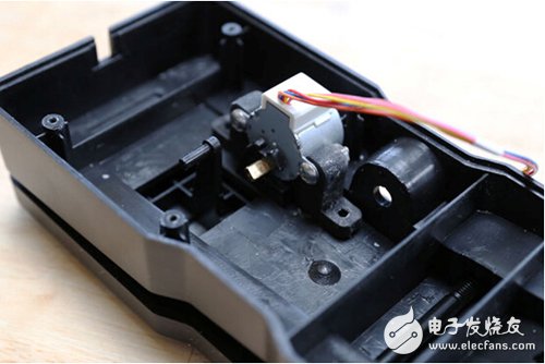 腳踏七彩“翔”云？看清楚，那可是充電器！