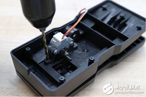 腳踏七彩“翔”云？看清楚，那可是充電器！