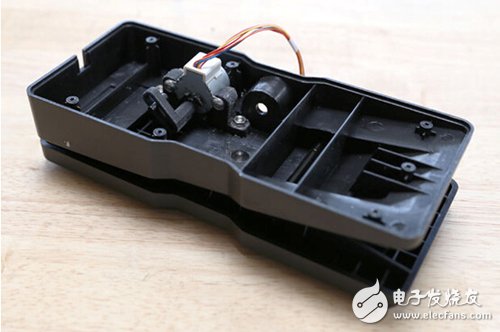 腳踏七彩“翔”云？看清楚，那可是充電器！