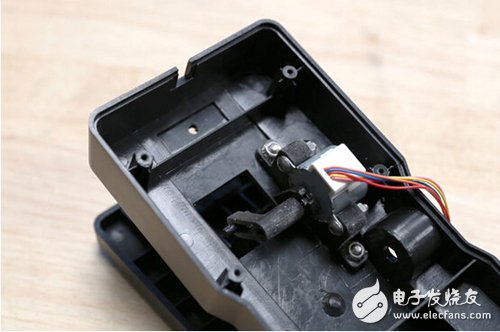 腳踏七彩“翔”云？看清楚，那可是充電器！