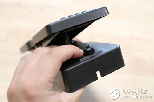 腳踏七彩“翔”云？看清楚，那可是充電器！