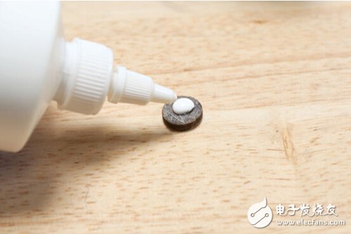 腳踏七彩“翔”云？看清楚，那可是充電器！