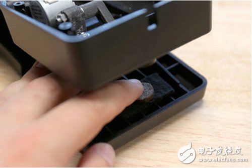 腳踏七彩“翔”云？看清楚，那可是充電器！