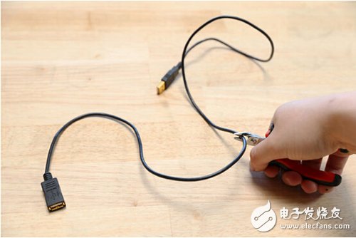 腳踏七彩“翔”云？看清楚，那可是充電器！