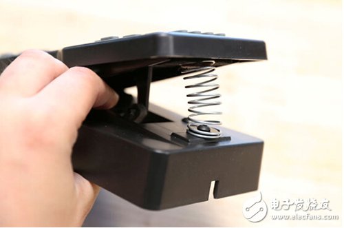 腳踏七彩“翔”云？看清楚，那可是充電器！