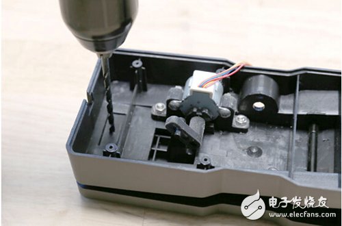 腳踏七彩“翔”云？看清楚，那可是充電器！