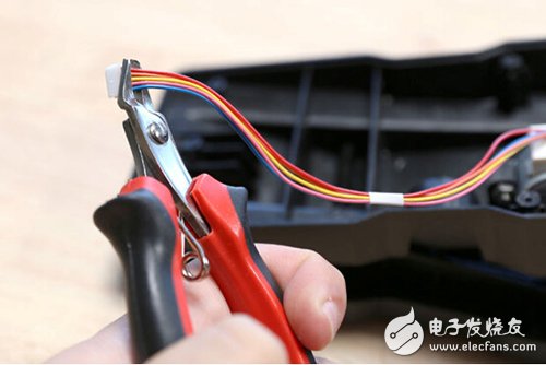 腳踏七彩“翔”云？看清楚，那可是充電器！