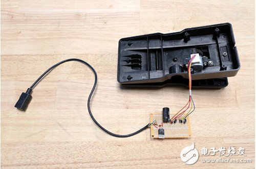 腳踏七彩“翔”云？看清楚，那可是充電器！