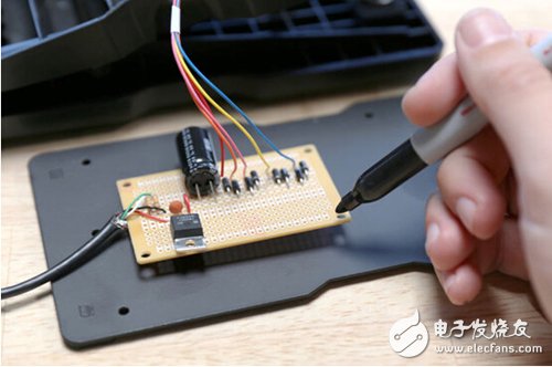 腳踏七彩“翔”云？看清楚，那可是充電器！