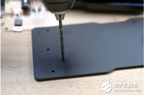 腳踏七彩“翔”云？看清楚，那可是充電器！