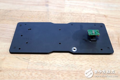 腳踏七彩“翔”云？看清楚，那可是充電器！