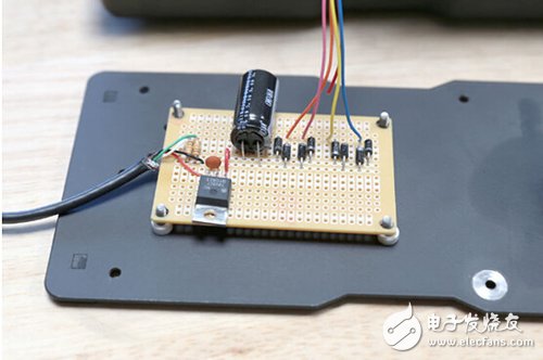 腳踏七彩“翔”云？看清楚，那可是充電器！