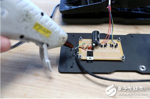 腳踏七彩“翔”云？看清楚，那可是充電器！