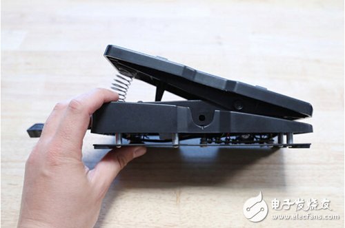 腳踏七彩“翔”云？看清楚，那可是充電器！
