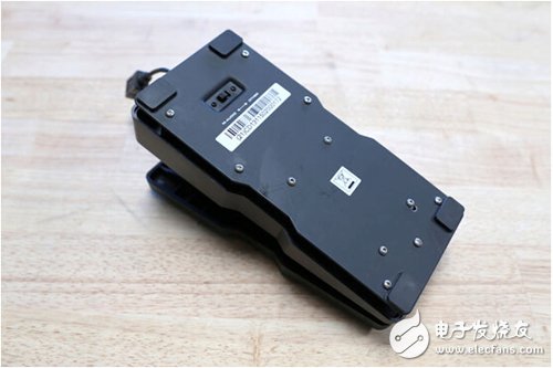 腳踏七彩“翔”云？看清楚，那可是充電器！