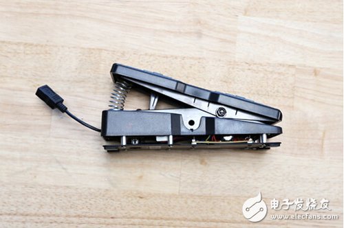 腳踏七彩“翔”云？看清楚，那可是充電器！