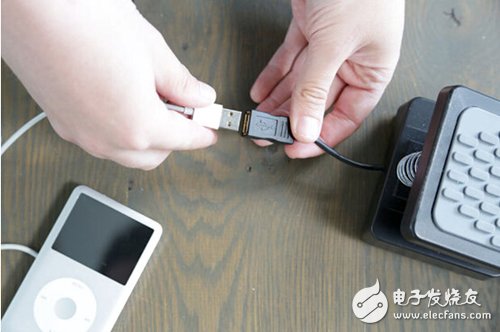 腳踏七彩“翔”云？看清楚，那可是充電器！