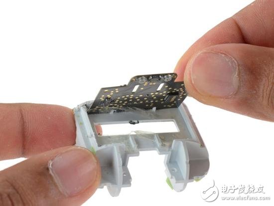 蘋果Airpods超詳細(xì)拆解 拆一次就報(bào)廢的無線耳機(jī)