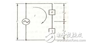以SnO2氣敏元件為例，它是由0.1--10um的晶體集合而成，這種晶體是作為N型半導(dǎo)體而工作的。在正常情況下，是處于氧離子缺位的狀態(tài)。當(dāng)遇到離解能較小且易于失去電子的可燃性氣體分子時(shí)，電子從氣體分子向半導(dǎo)體遷移，半導(dǎo)體的載流子濃度增加，因此電導(dǎo)率增加。而對(duì)于P型半導(dǎo)體來(lái)說(shuō)，它的晶格是陽(yáng)離子缺位狀態(tài)，當(dāng)遇到可燃性氣體時(shí)其電導(dǎo)率則減小。