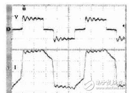 圖3 　使用普通功率母排時(shí)變壓器初級(jí)電壓、電流波形
