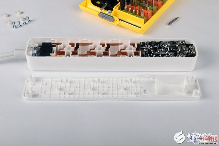 把插線板做成藝術(shù)品？小米插線板暴力拆解