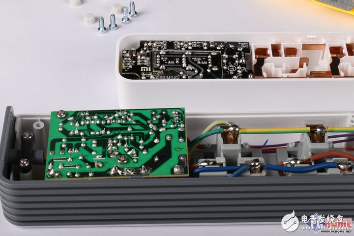 把插線板做成藝術(shù)品？小米插線板暴力拆解