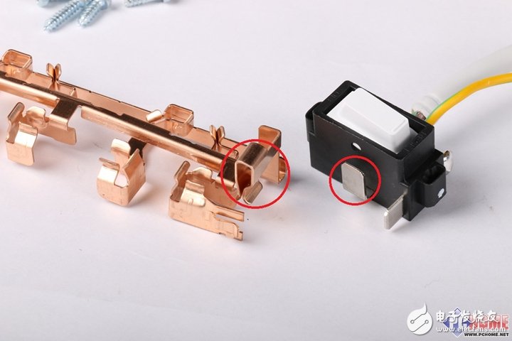 把插線板做成藝術(shù)品？小米插線板暴力拆解