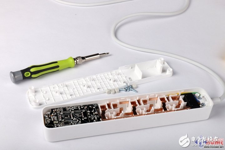 把插線板做成藝術(shù)品？小米插線板暴力拆解