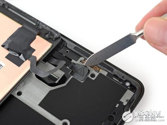 將金屬中框架取下后就能看到電池、主板，還有位于中框架另一側(cè)的金屬導(dǎo)熱管，這將有利于“解放”手機(jī)的性能并且提高散熱效率。