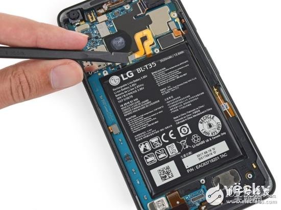但是今年LG并沒有加入類似的設(shè)計，所以取下電池的過程就需要撬片…慢慢來吧!