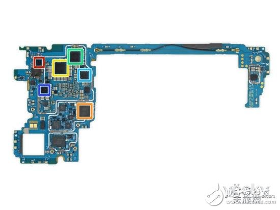 接下來處理手機(jī)邊框上的一些模塊，比如音量鍵、電源鍵，通過拆解可以看到這兩部分被“集成”到一個塑料框架上。
