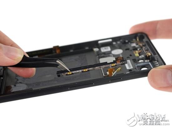 然后是手機(jī)底部的揚(yáng)聲器組件。