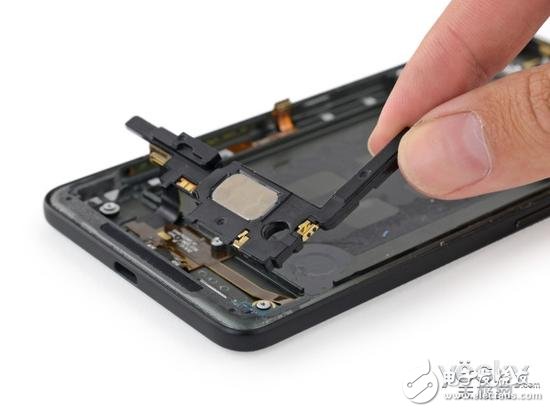 然后是支持邊緣壓力操作的傳感器。傳感器被安置在金屬中框內(nèi)側(cè)的金屬凹槽中，采用柔性印刷電路板連接，對稱排布在手機(jī)下端。